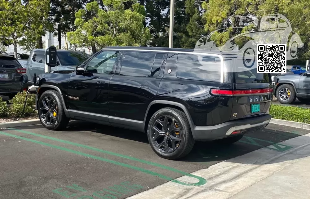 Rivian | R1S | EXP002 - COSMIC BLACK, MIDNIGHT 1